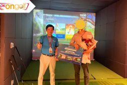 Giám đốc Techgolf bàn giao dự án phòng golf 3D Okongolf cho anh Tùng