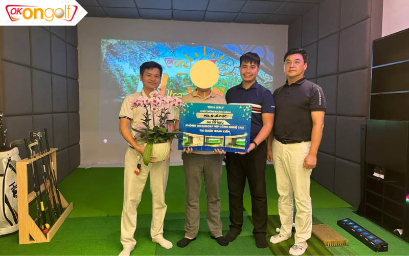 Chuyên gia Hàn Quốc và Giám đốc Techgolf bàn giao dự án cho anh Tài