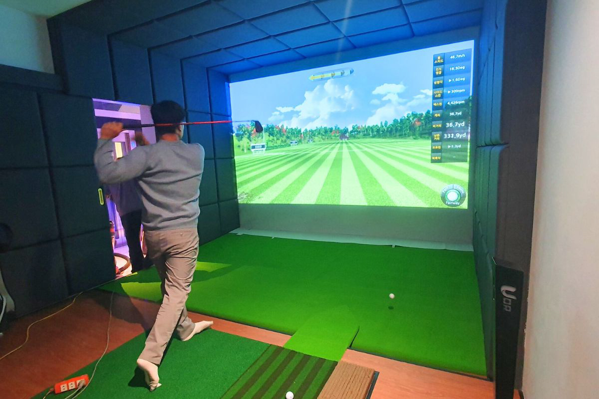 Mr. Park trải nghiệm hệ thống phòng golf 3D trước khi bàn giao cho gia đình chị Hương
