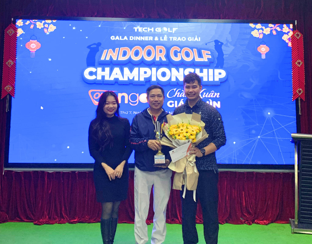 Golfer Vũ Anh dũng xuất sắc giành ngôi vô địch và nhận được những phần thưởng từ ban tổ chức