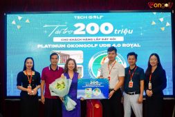 Đại diện thương hiệu Techgolf trao voucher lắp đặt phòng golf 3D trị giá 200 triệu cho golfer Nguyễn Hồng