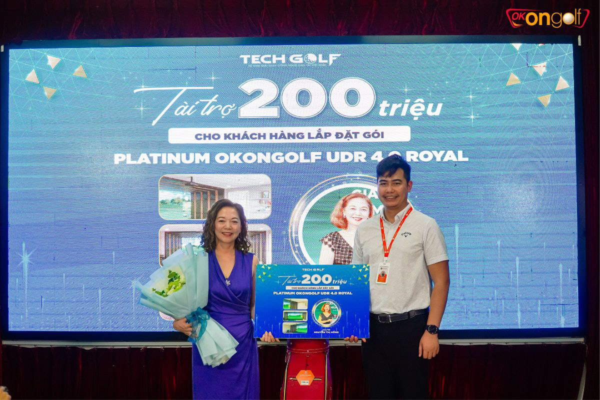 Giám đốc Tuấn Anh trao voucher cho chị Hồng, hứa hẹn 1 phòng golf đẳng cấp xuất hiện tại Lạng Sơn
